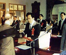 In January 1992, members of Lien-Chiang County Affairs Counseling Committee, led by the speaker Chen Chen-Ching, petitioned Ministry of Interior Affairs that Matsu and Quemoy have a seat in the Legislative Yuan respectively.